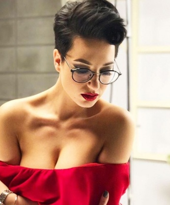 Знойная красотка приглашает к себе в гости для ярких и страстных встреч. Позволь мне сделать твои фантазии реальностью и окунуться в мир наслаждения и удовольствия. Не стесняйся, звони прямо сейчас! 8135, 40 лет